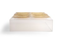 GOLD SQUARE TRAY WITH PLEXI STAND