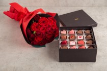 Love chocolate gift box with flower bouquet-L4